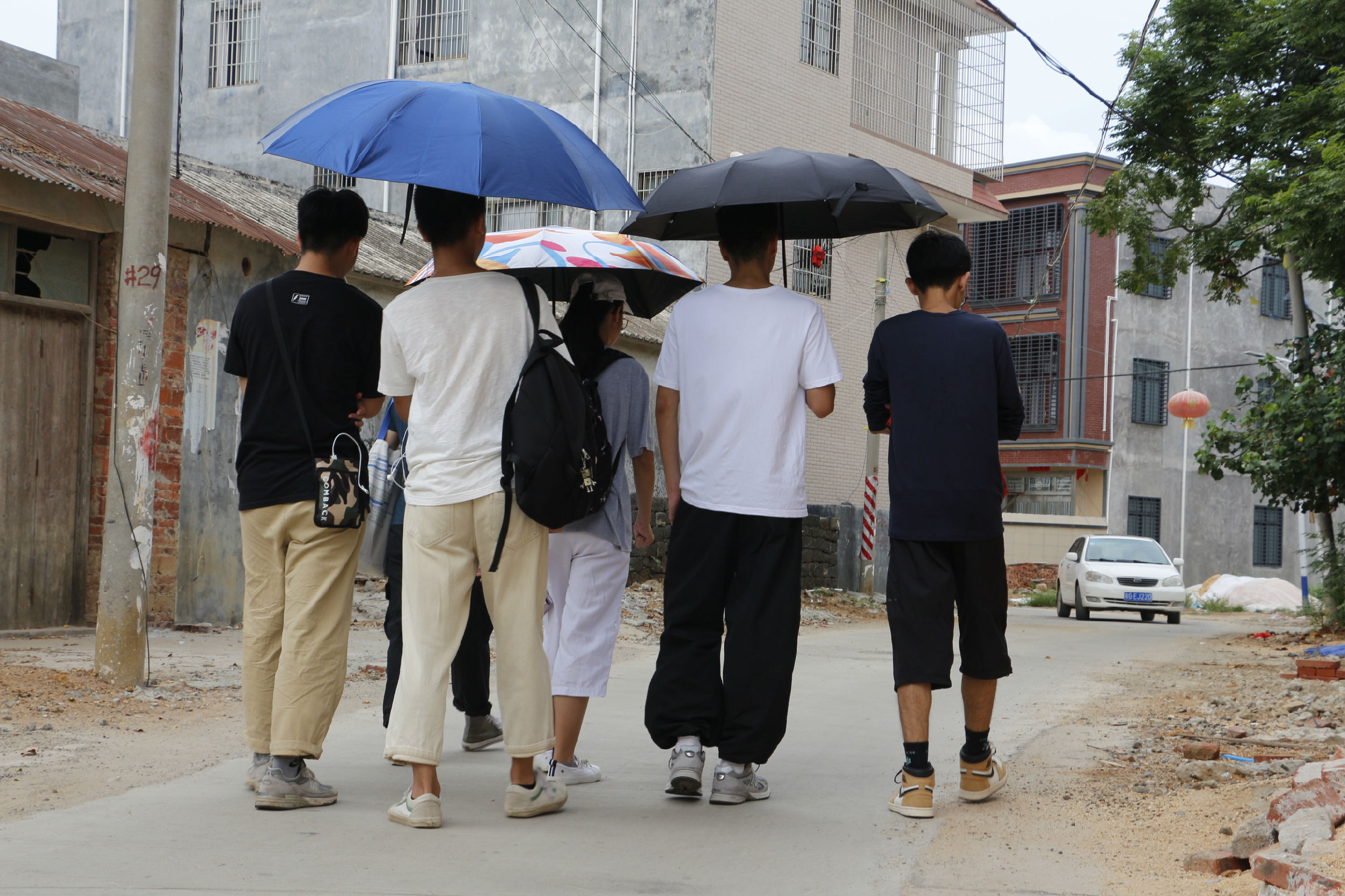 小隊走在流沙村的小巷