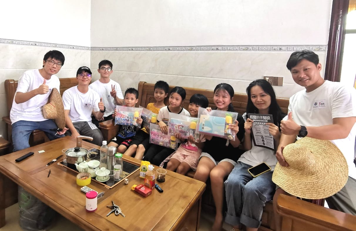 實踐隊為貧困學生贈送愛心文具 (1).jpg