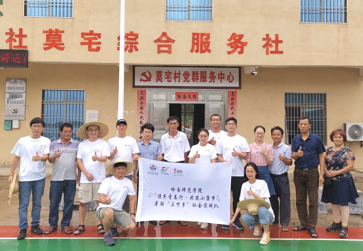 實踐隊員同駐村扶貧干部合影 (1).jpg